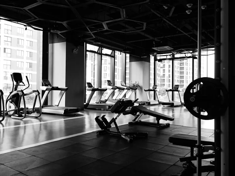 Coach sportif Mission Fit accompagnant un client